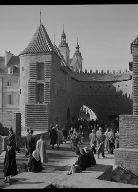 Zrekonstruowany Barbakan