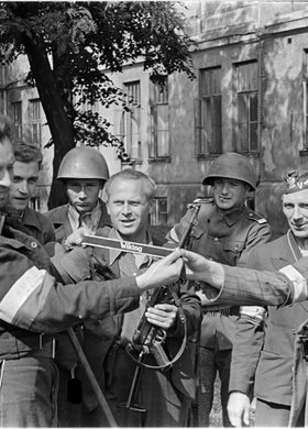 Powstańcy Zgrupowania AK "Krybar" w ogrodzie Konserwatorium Muzycznym przy ulicy Okólnik