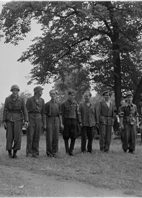 Zbiórka powstańców w parku samochodowym na ulicy Okólnik