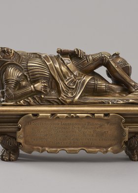 Szkatułka w kształcie miniatura tumby Zygmunta I Starego z katedry Wawelskiej