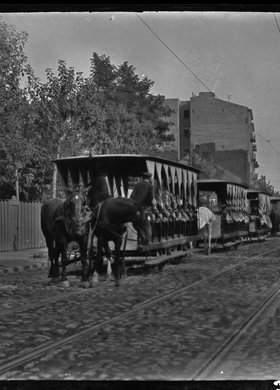 Tramwaje konne wykorzystywane do transportu rannych na ulicy Targowej