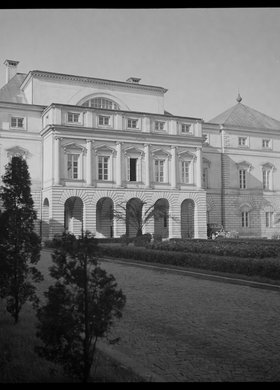 Pałac Paca przy ulicy Miodowej 15, elewacja frontowa i dziedziniec