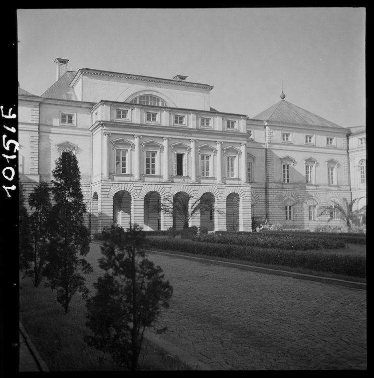 Pałac Paca przy ulicy Miodowej 15, elewacja frontowa i dziedziniec