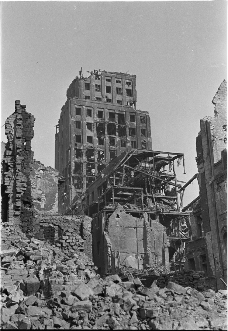 Ruiny zabudowy przy ulicy Świętokrzyskiej i gmach Towarzystwa Ubezpieczeń "Prudential"