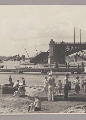 Plaża na Saskiej Kępie w pierwsze lato po zakończeniu II wojny światowej
