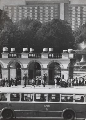 Widok z góry na plac Zwycięstwa (ob. Piłsudskiego) i Grób Nieznanego Żołnierza
