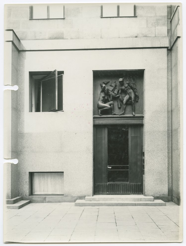 Gmach Towarzystwa Ubezpieczeń "Prudential". Boczne wejście