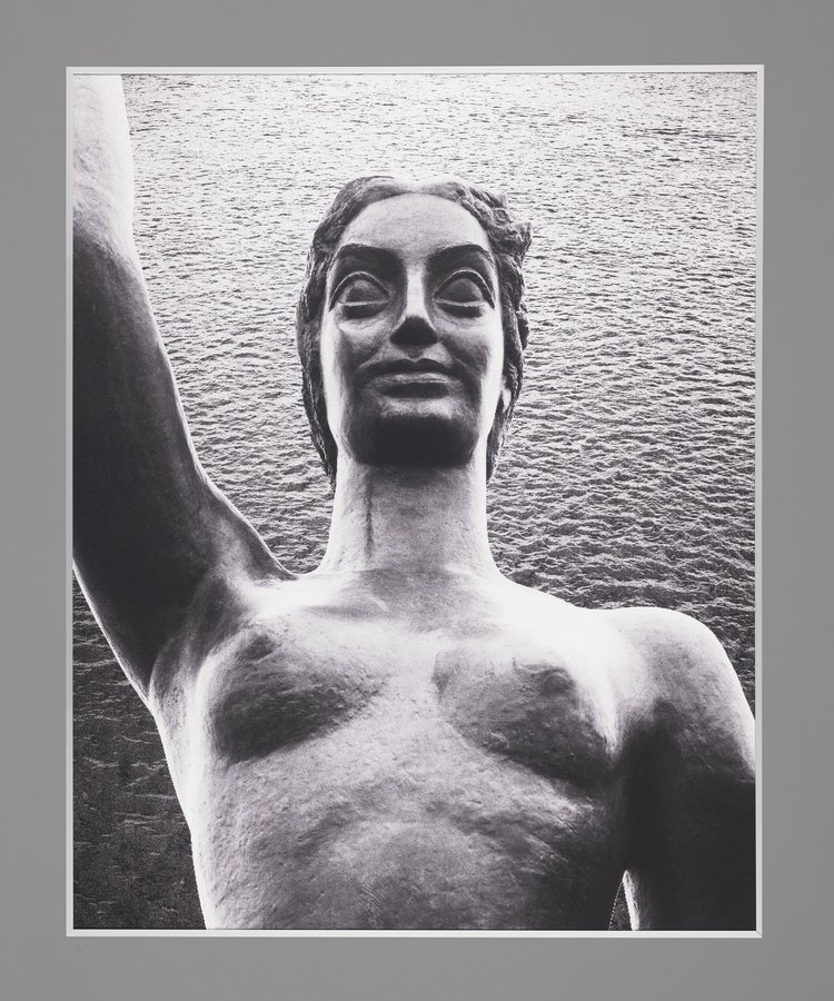 Smutna rzeka, księżyc po niej pływa