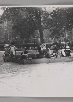 Piaskownica na skwerze przy Krakowskim Przedmieściu