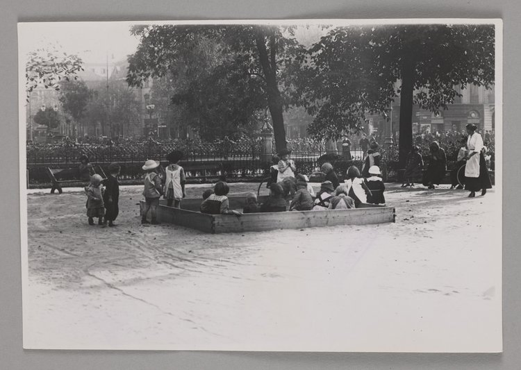 Piaskownica na skwerze przy Krakowskim Przedmieściu