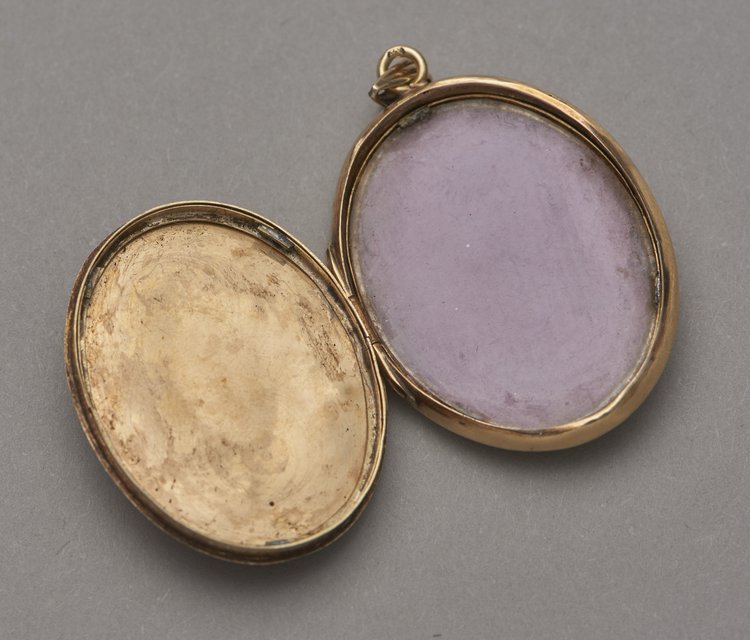 Medalion z krzyżem i wieńcem niezapominajek