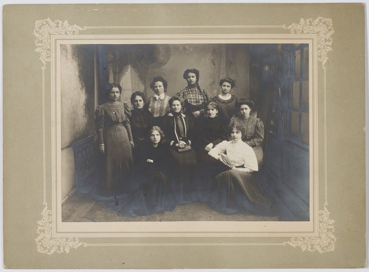 Nauczycielki i uczennice tajnej pensji Emilii Pankiewiczówny przy ulicy Złotej