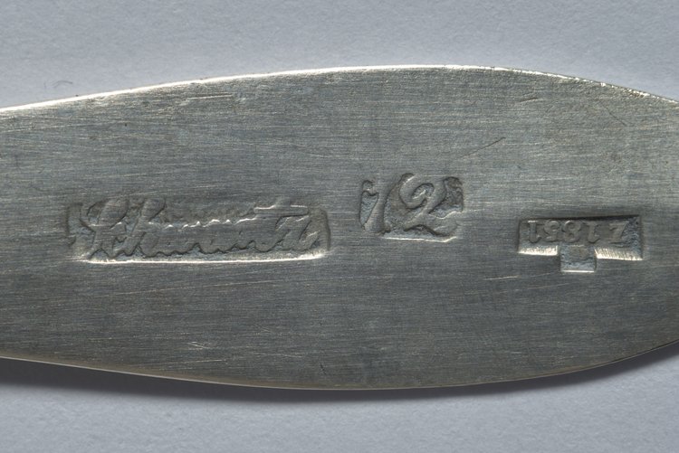 Para solniczek na delfinach, z łyżeczkami