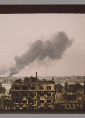 Widok na zniszczone Powiśle i dymy nad Pragą