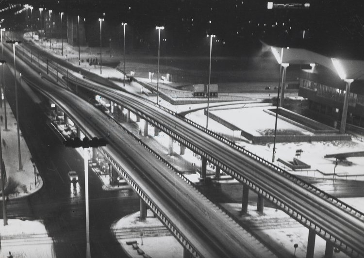 Widok na ulicę Marchlewskiego (obecnie: Jana Pawła II) nocą