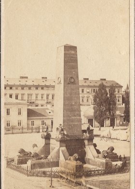 Pomnik generałów zabitych w 1830 roku i namioty wojsk rosyjskich na placu Saskim