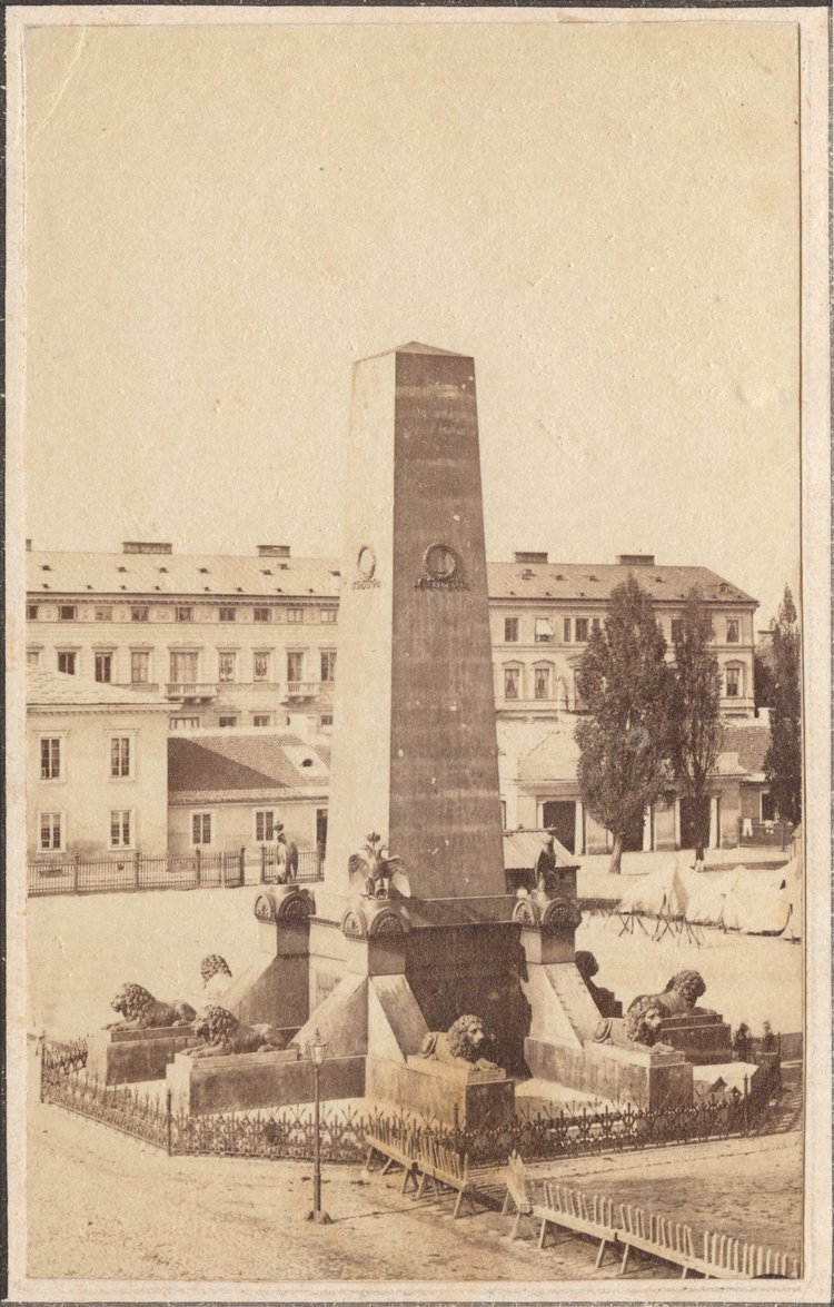 Pomnik generałów zabitych w 1830 roku i namioty wojsk rosyjskich na placu Saskim