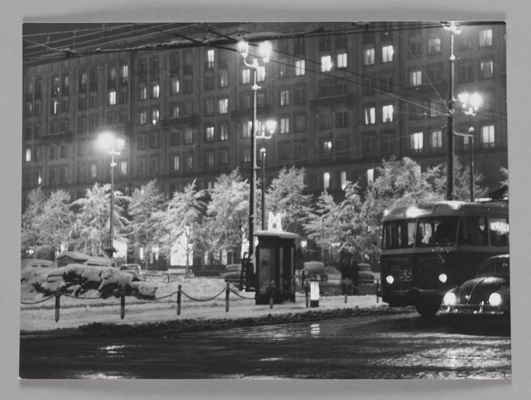 Nocny widok placu Konstytucji zimą