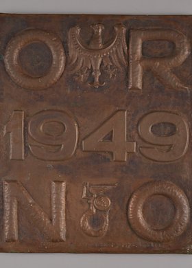 Tablica z napisem ORNO 1949