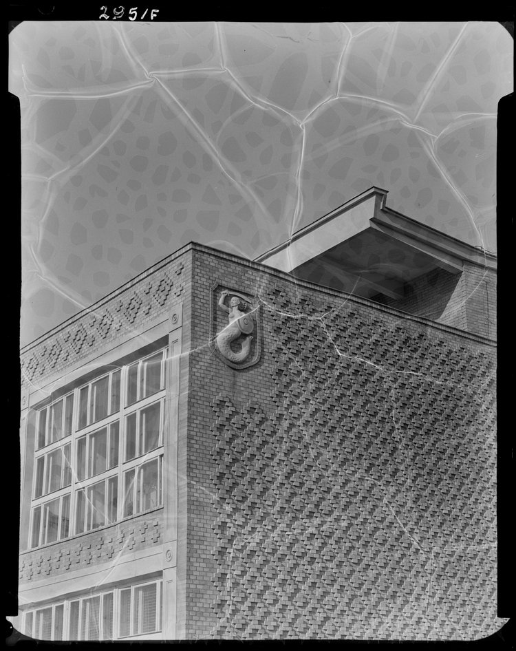 Szkoła u zbiegu ulic Zwycięzców i Katowickiej, fragmet elewacji budynku