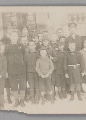 Fotografia przedstawiająca Stefanię Wilczyńską z grupą wychowanków przed Domem Sierot