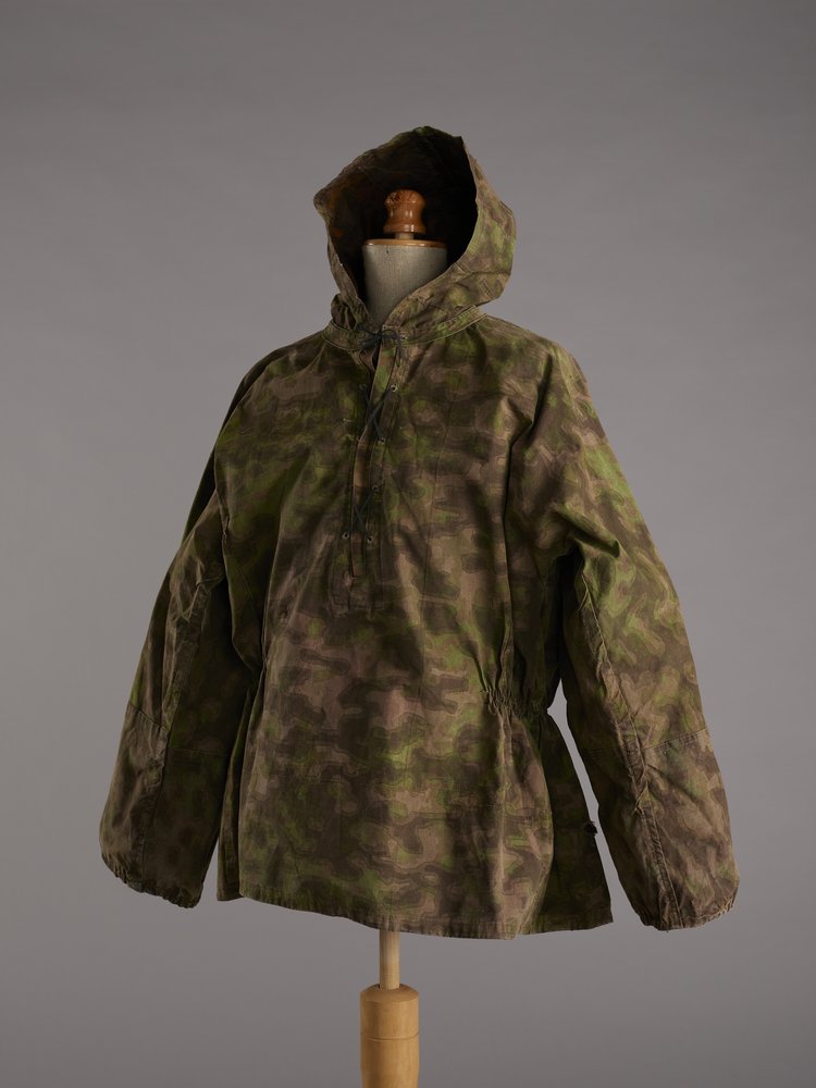 Niemiecka bluza formacji Waffen SS w kamuflażu Rauchtarn zdobyta i noszona przez strz. Zdzisława Galperyna ps. Zbigniew