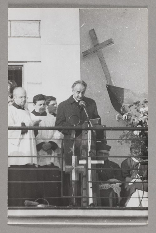 Pogrzeb bł. ks. Jerzego Popiełuszki - aktor Andrzej Szczepkowski, przemawiający na balkonie kościoła p.w. św. Stanisława Kostki w Warszawie oraz księża stojący za nim