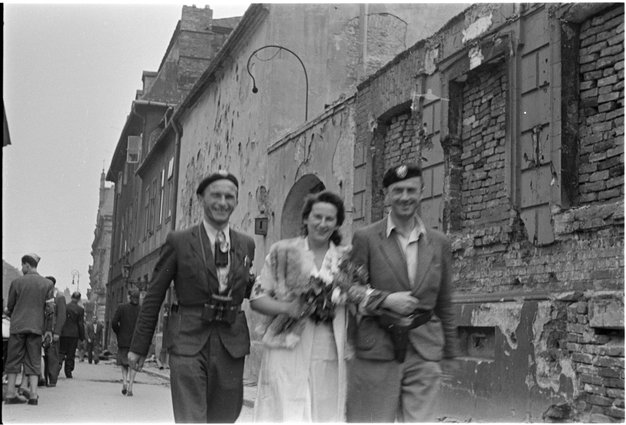 Powstańcy i kobieta z bukietem róż