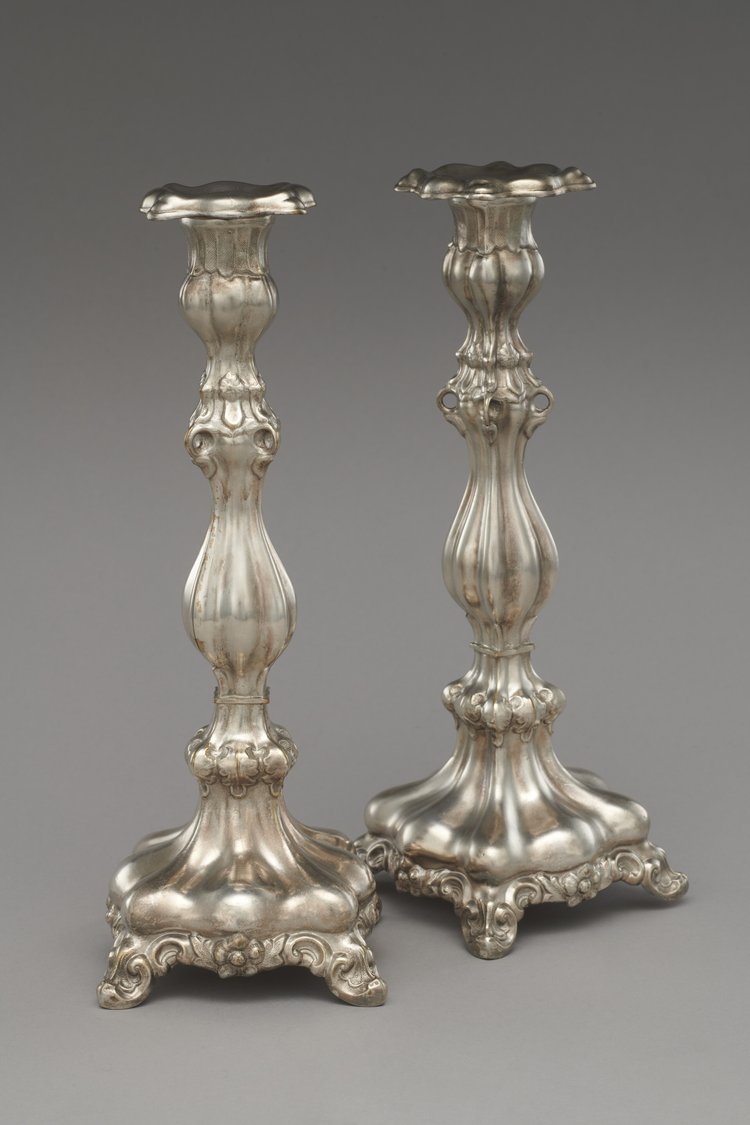 Lustro toaletowe z dwoma świecznikami