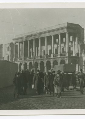 Widok na mur getta i zniszczony pałac Lubomirskich na placu Żelaznej Bramy