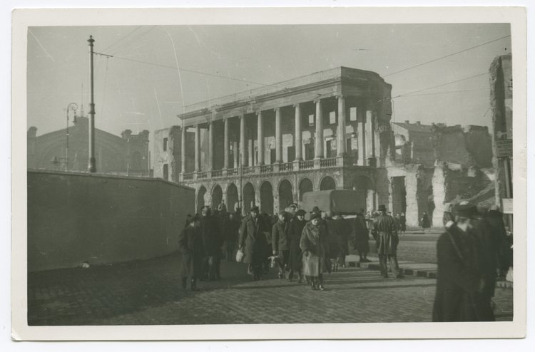 Widok na mur getta i zniszczony pałac Lubomirskich na placu Żelaznej Bramy