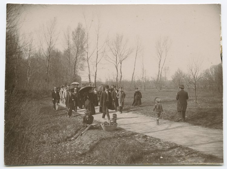 Majówka Warszawskiego Towarzystwa Wioślarskiego na Saskiej Kępie na inaugurację sezonu 1892