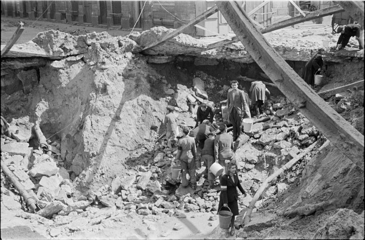 Czerpanie wody z uszkodzonego wodociągu na skrzyżowaniu ulic Złotej i Zielnej