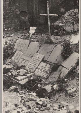 Mogiła powstańców przy ulicy Długiej 15