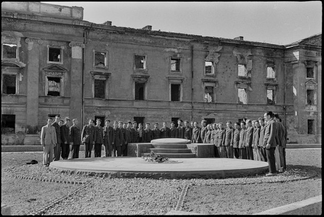 Grupa Żydów przy pierwszym pomniku Bohaterów Getta
