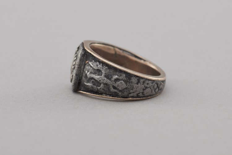 Pierścień w formie sygnetu z Orłem