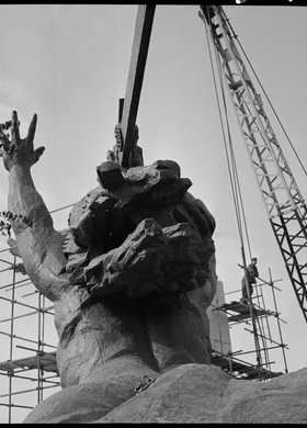 Montaż pomnika Bohaterów Warszawy 1939-1945 na placu Teatralnym