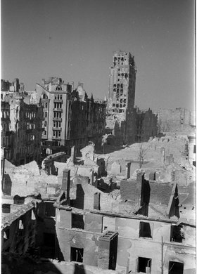 Panorama zniszczeń Śródmieścia w rejonie placu Napoleona