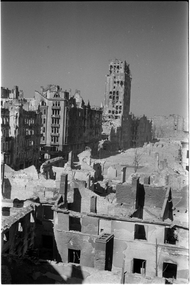 Panorama zniszczeń Śródmieścia w rejonie placu Napoleona