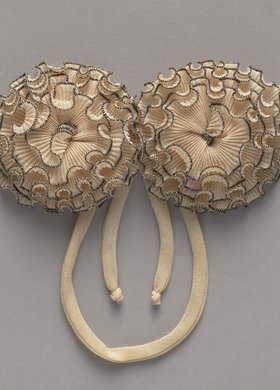 Ozdoba sukni w formie dwóch rozetek