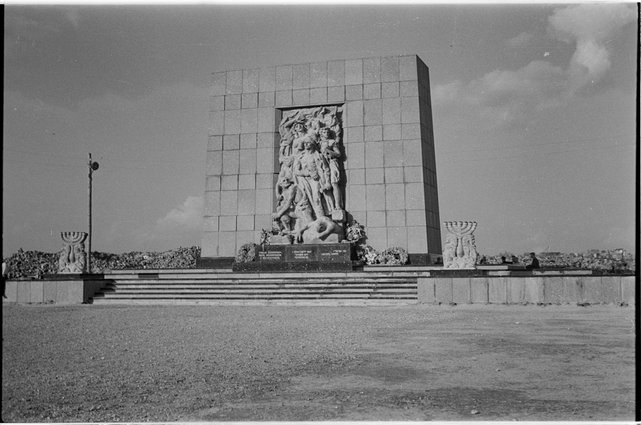 Pomnik Bohaterów Getta, widok ogólny strony zachodniej