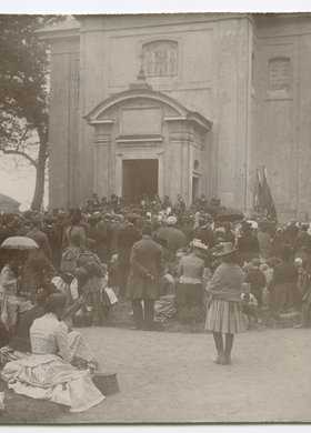 Wierni zebrani przed kościołem św. Antoniego z Padwy na Czerniakowie
