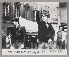 Marsz członków NSZZ 'Solidarność' na ulicach Warszawy w dniu 3 maja 1982 r. - manifestanci niosący biało - czerwoną flagę