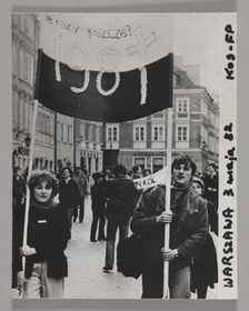 Marsz członków NSZZ 'Solidarność' ulicami Warszawy w dniu 3 maja 1982 r.