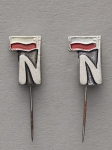 Przypinka w kształcie litery 'N' z flaga biało-czerwoną