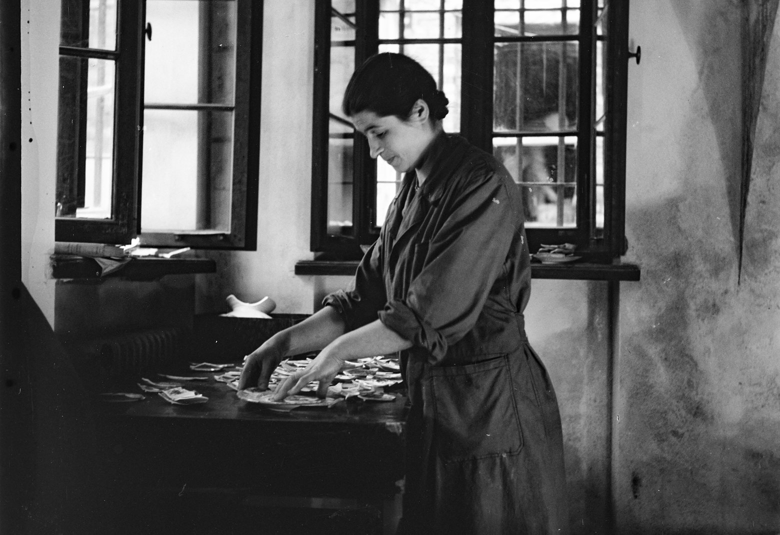 Jan Świderski, Pracowniczka Muzeum Warszawy sortująca potłuczoną porcelanę w jednym z pomieszczeń kamienicy Pod Murzynkiem, 1949