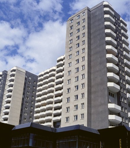 Edward Hartwig, Blok mieszkalny na rogu ulic Skierniewickiej i Wolskiej, między 1994 a 1996