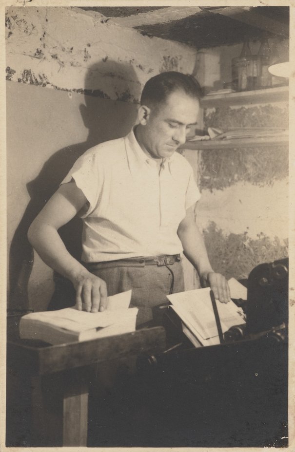 Piotr Sztander ps. "Ścigły" pracujący przy maszynie w drukarni Tajnych Wojskowych Zakładów Graficznych, lipiec 1942