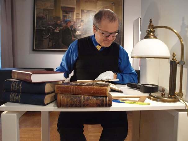 dr Rafał Radziwonka w bibliotece Muzeum Warszawy