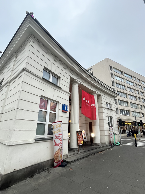 Od niedawna pawilon zabytkowej rogatki został zaadaptowany do baru szybkiej obsługi. Wizualność reklamy baru obniża jakość estetyczną tego zabytkowego wnętrza miejskiego, archiwum prywatne Blanki Melanii Ciężkiej